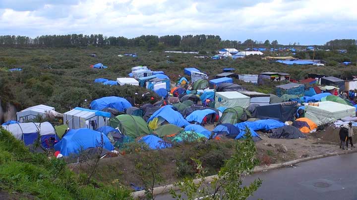 Des tentes pour migrants dans “La Jungle”, Calais, France (VOA/Nicolas Pinault)
