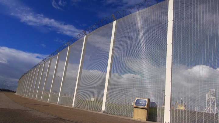 The fence surrounding the port of Calais next to "The Jungle" in Calais, France. (VOA/Nicolas Pinault)