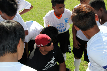 Coach Miguel Vazquez huddles with his team before they take the field in Phoenix, Arizona. Sept. 19, 2015. (VOA/Victoria Macchi)