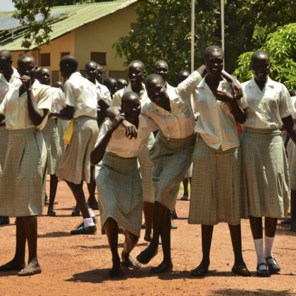 Foto anak-anak perempuan tengah istirahat di luar sekolah menengah Loreto di Rumbek, Sudan Selatan.