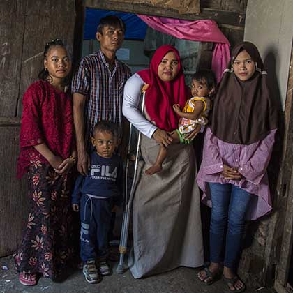 Foto Rasminah, tengah, dan suaminya Runata, dengan empat anaknya.