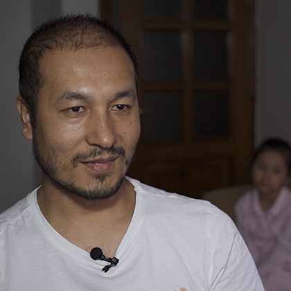 Enver Turdi melaporkan berita di Xinjiang dan terus menyuarakan pelanggaran hak asasi manusia di China, bahkan setelah setahun ditahan di Turki. (VOA News)  