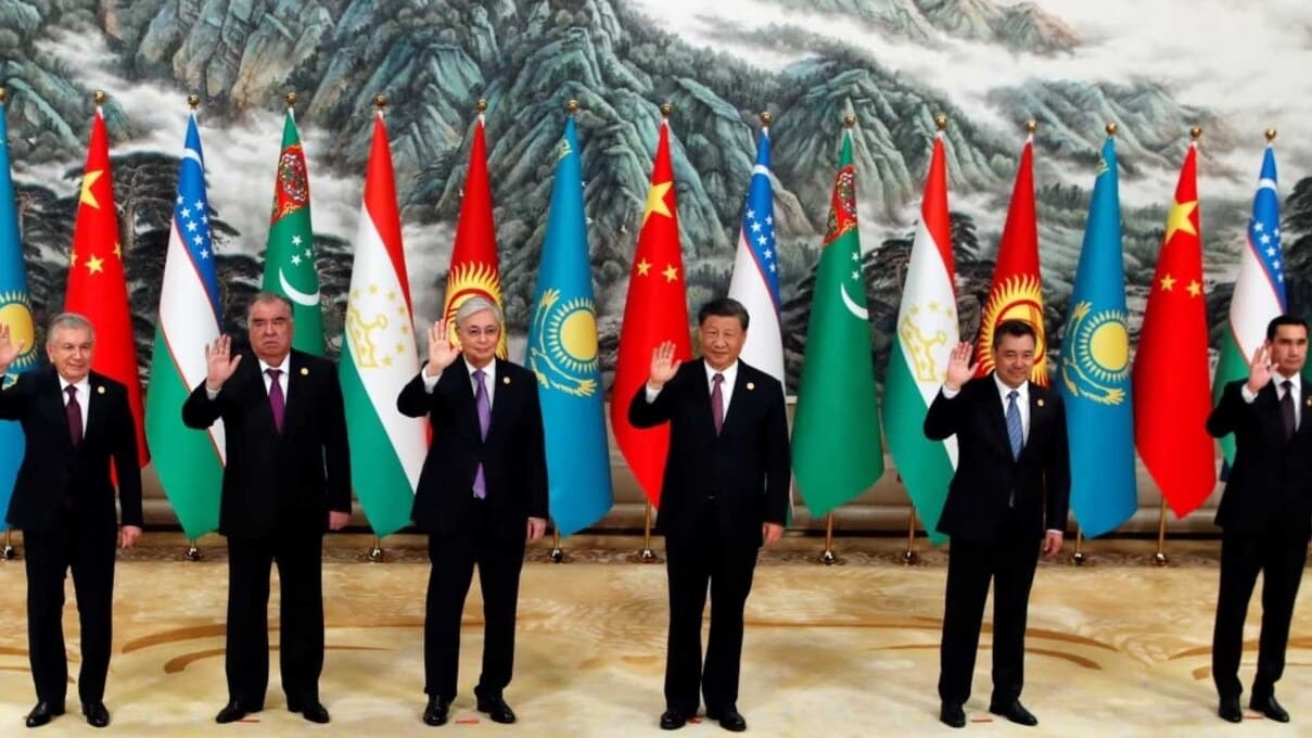 中国领导人习近平在陕西西安出席中国-中亚峰会与与会的中亚国家首脑合影（2023年5月19日）
