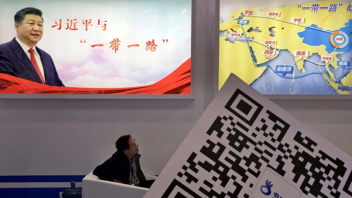 资料照:北京举办的一个一带一路会议上展示的习近平像与一带一路地图。(2017年4月28日)