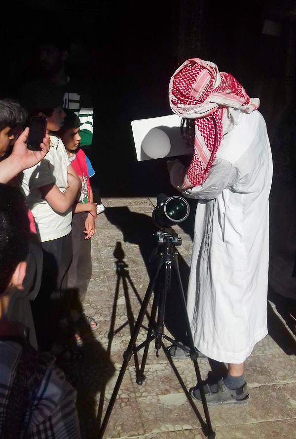图格拉尔在伊斯兰国控制的叙利亚城市拉卡教孩子们使用望远镜。他是在2016年5月5日把这张图片放到推特上的。