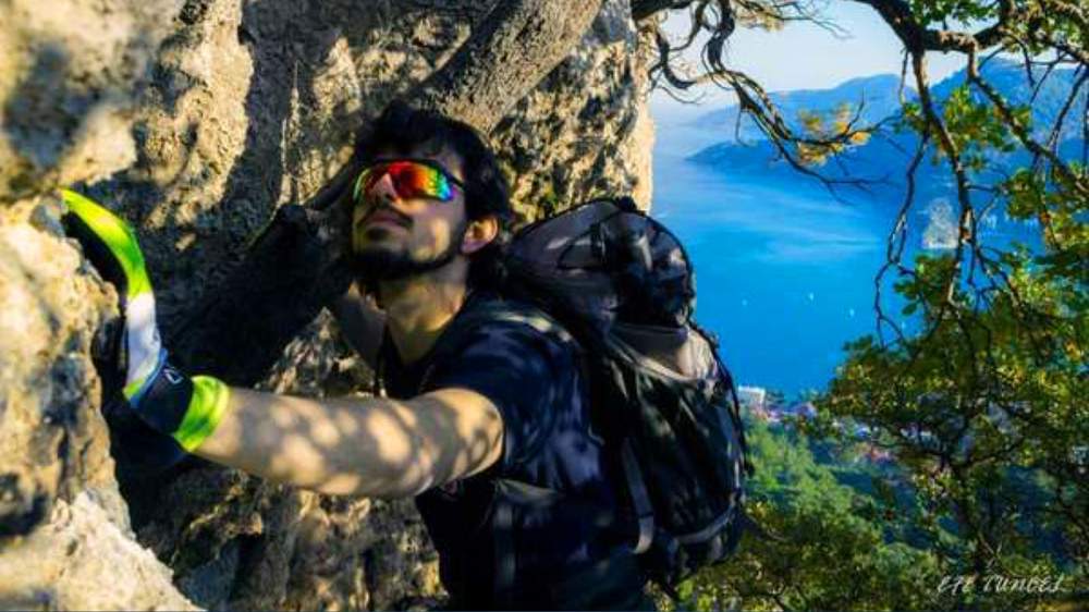 تورال در این تصویری که از خود گرفته یک مسیر صخره نوردی پرشیب را تجربه می کند.