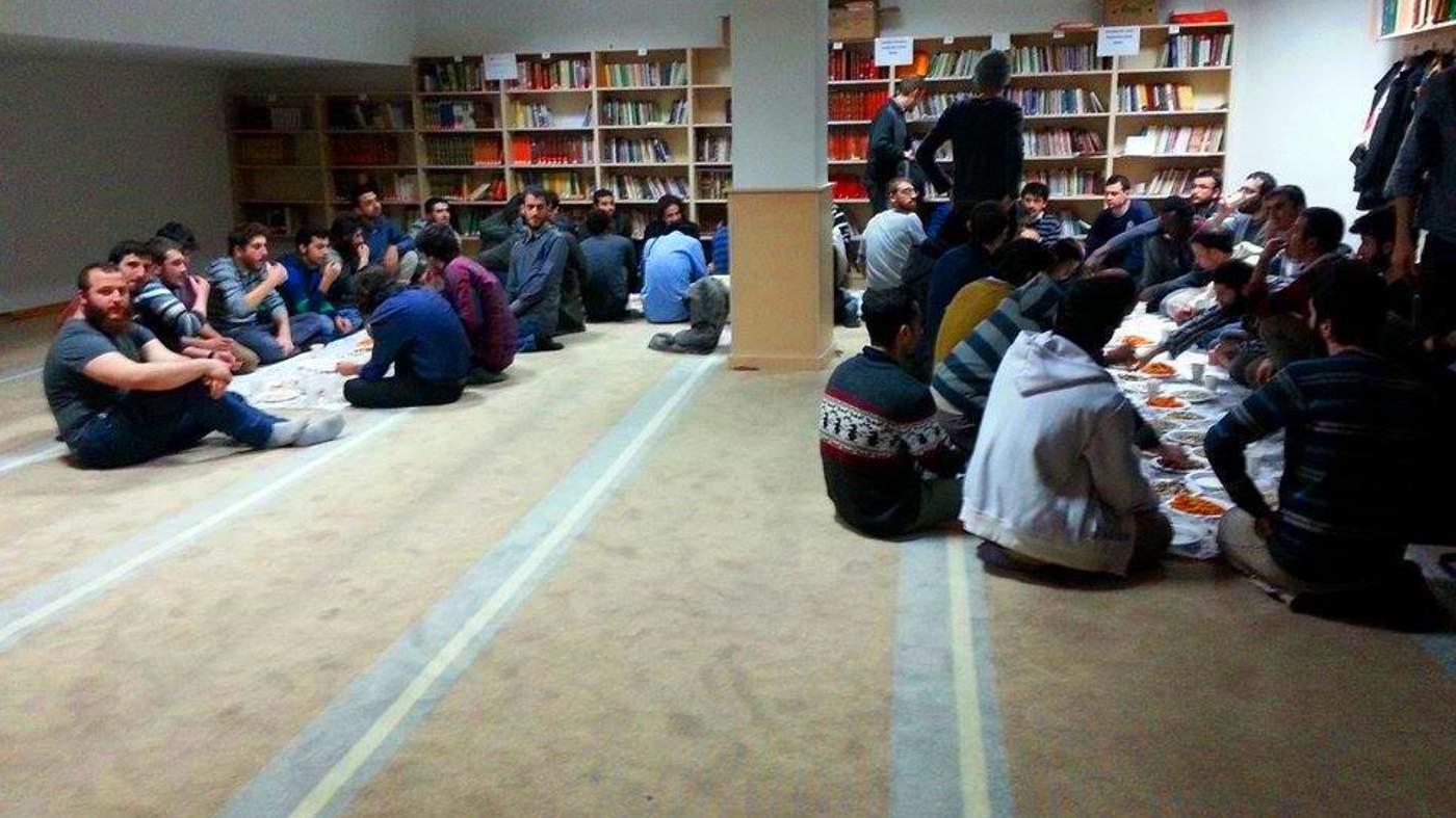 2015年2月22日，伊斯兰教徒晚祈祷之后在安卡拉中东技术大学的清真寺外聚集，等待吃晚餐。中东技术大学校区清真寺提供照片。图格拉尔拍摄的星空下土耳其安塔利亚国家天文馆穹顶的照片。2014年10月26日