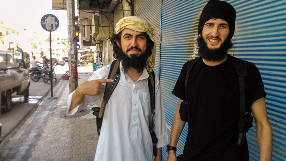 Выше: Туграл, слева, стоит с боевиком ИГИЛ в Ракке, Сирия, 9 июля 2015 года.
Сирийский город Дейр-эз-Зор стал городом-призраком после ожесточенных боев между правительственными войсками и боевиками ИГ, написал Туграл, размещая это фото в Facebook 9 августа 2015 года.
