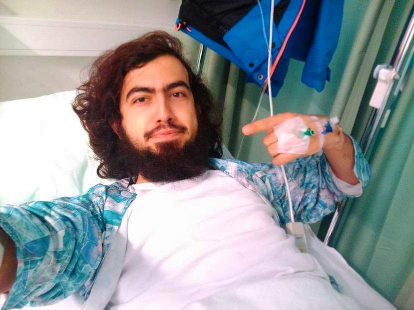 照片说明：受伤的图格拉尔在塔尔艾毕亚德镇接受治疗。这张照片是在2015年4月17日发表的。  