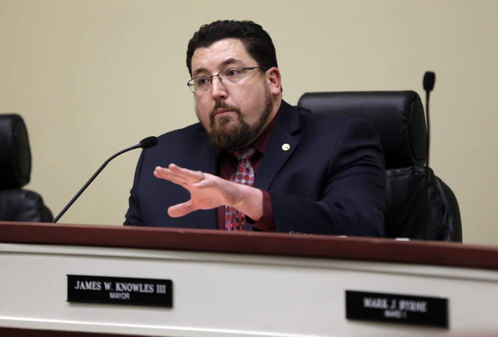 Mayor Knowles speaks at city council meeting: Photo Ap