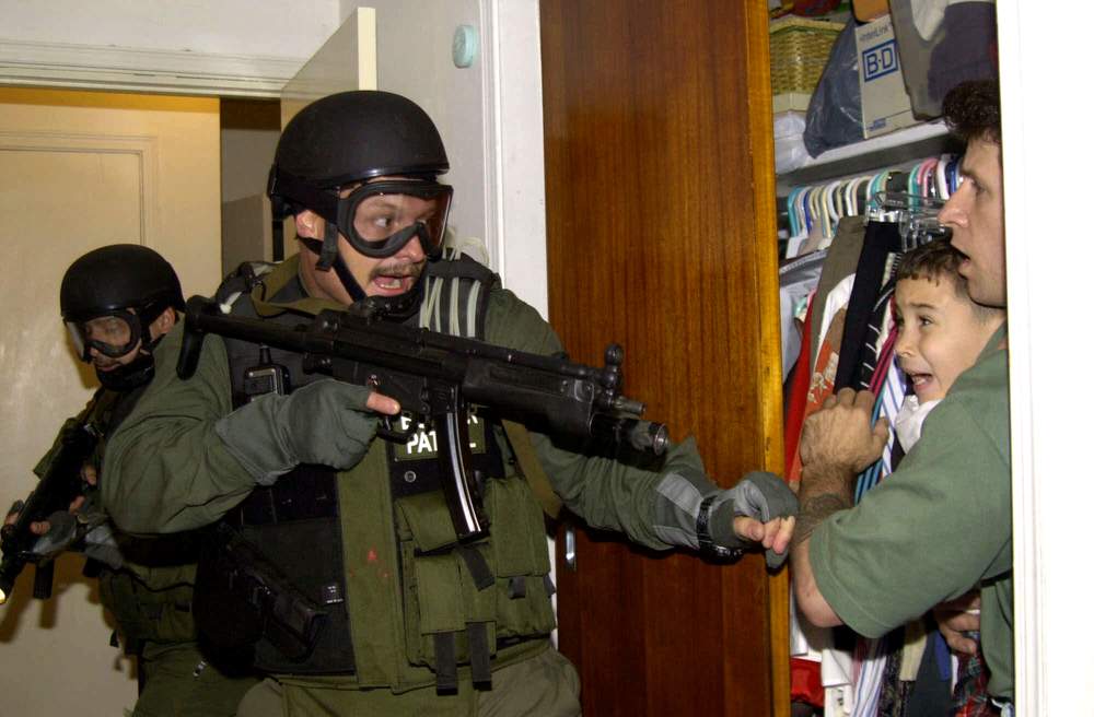 Federal agents take Elian Gonzalez: Photo AP